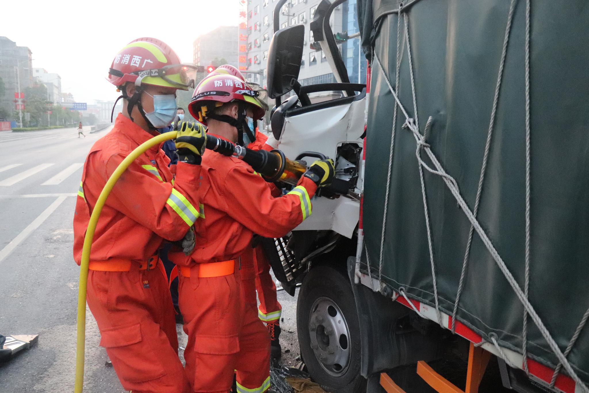 兩車追尾司機傷重，玉林興業(yè)消防緊急救援
