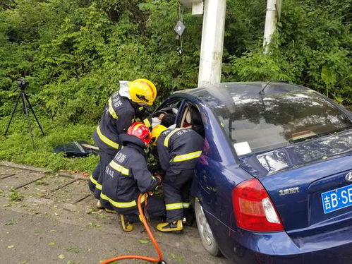 海屯高速突發險情 屯昌消防火速救援被困人員